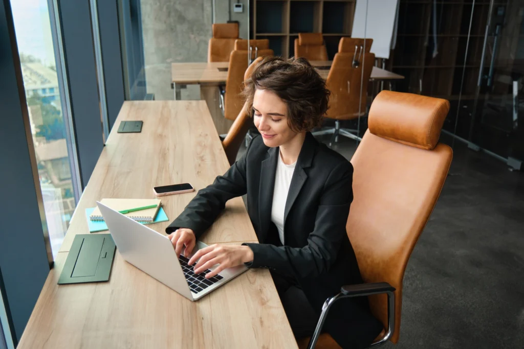 Profissional solicita certidões pela internet no notebook do escritório