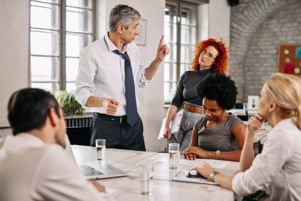 Equipe diversa de colegas reunida no escritório