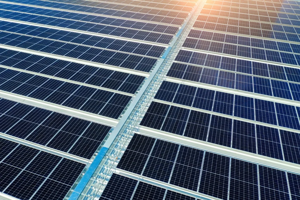 Placas de energia solar cobrem o telhado de um prédio