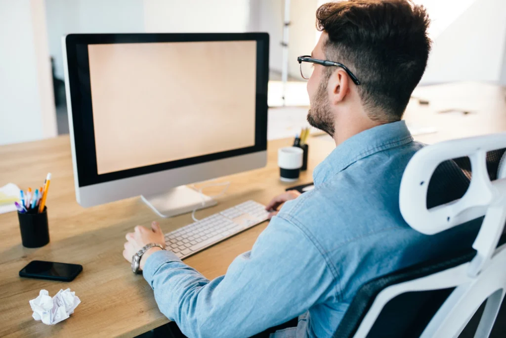 Funcionário salva cópias dos documentos da empresa pelo computador do escritório
